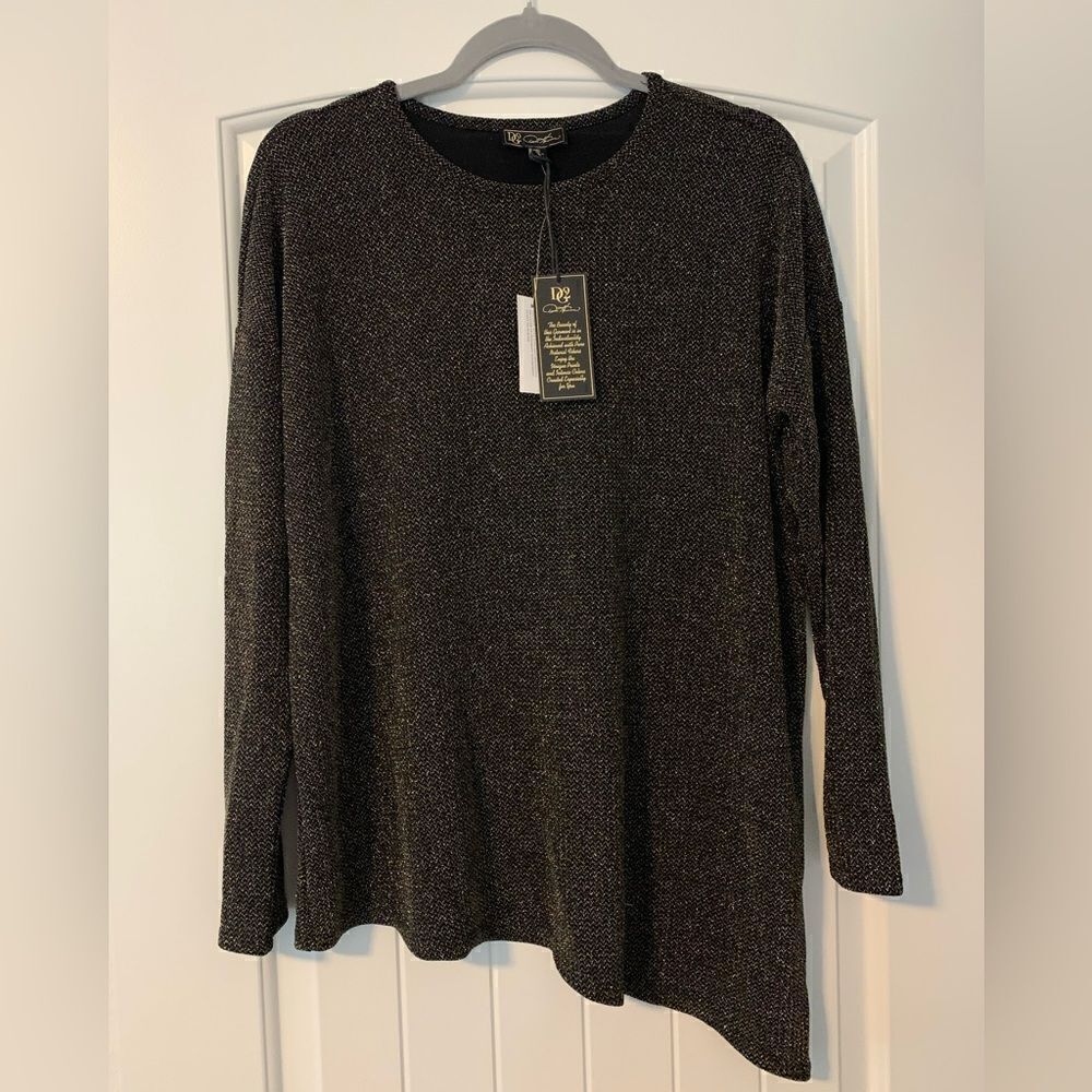 DG2 by Diane Gilman NWT sweater.  Size: S.  Oversized.  Long hem one side.